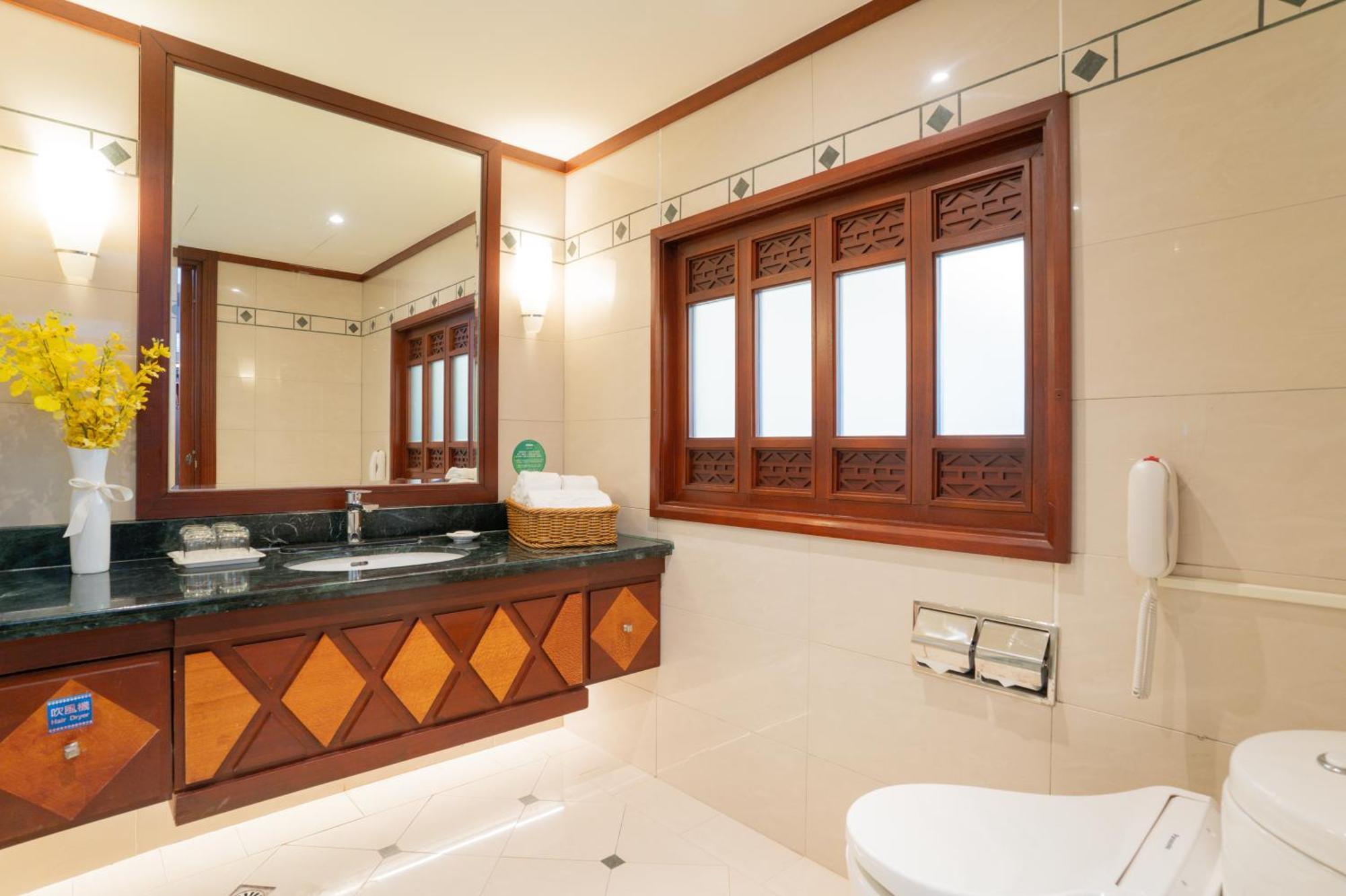 娜路弯大酒店 T'ai-tung 外观 照片 A bathroom in a hotel