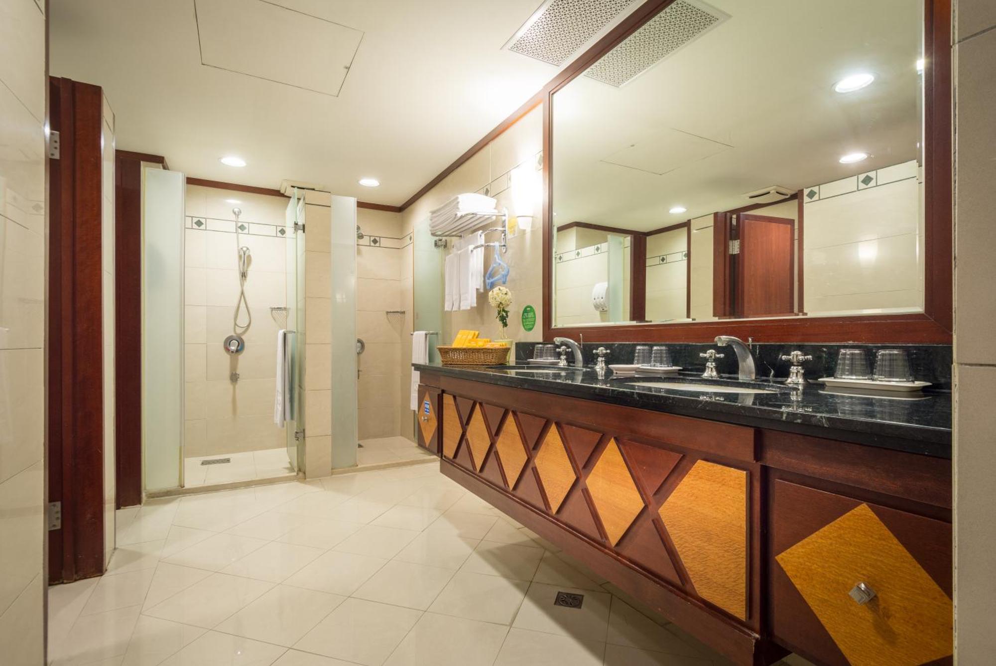 娜路弯大酒店 T'ai-tung 外观 照片 A bathroom in a hotel